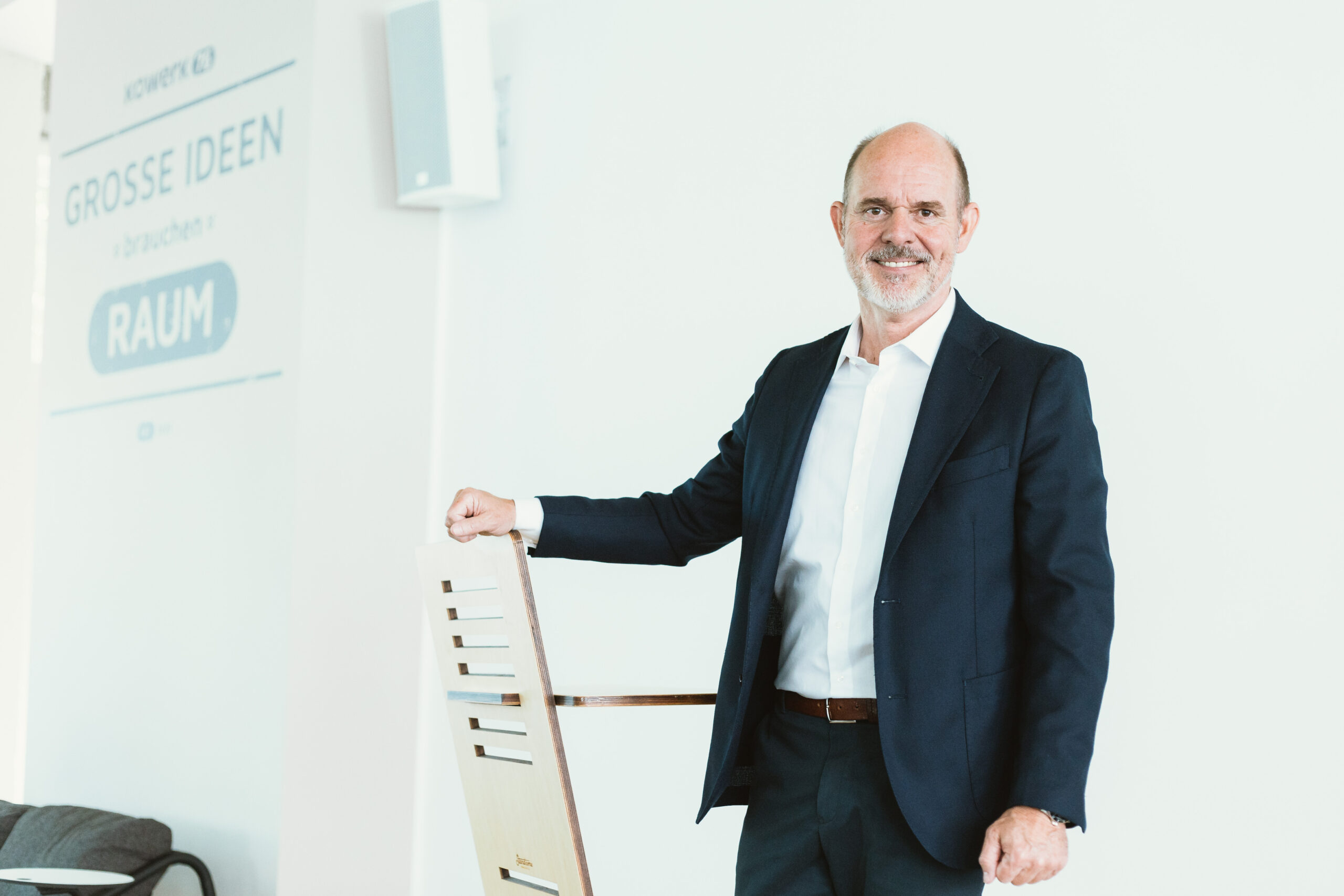 Michael Bümmerstede steht an einem Rednerpult