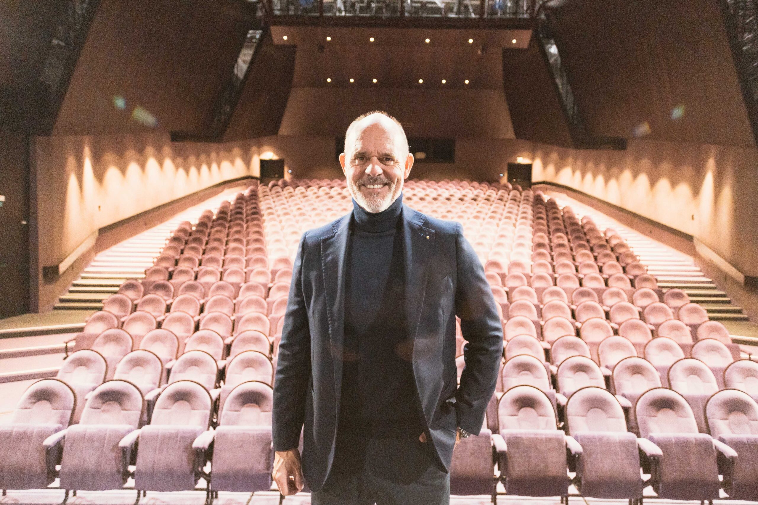 Michael Bümmerstede steht auf einer Bühne und tritt als Speaker auf