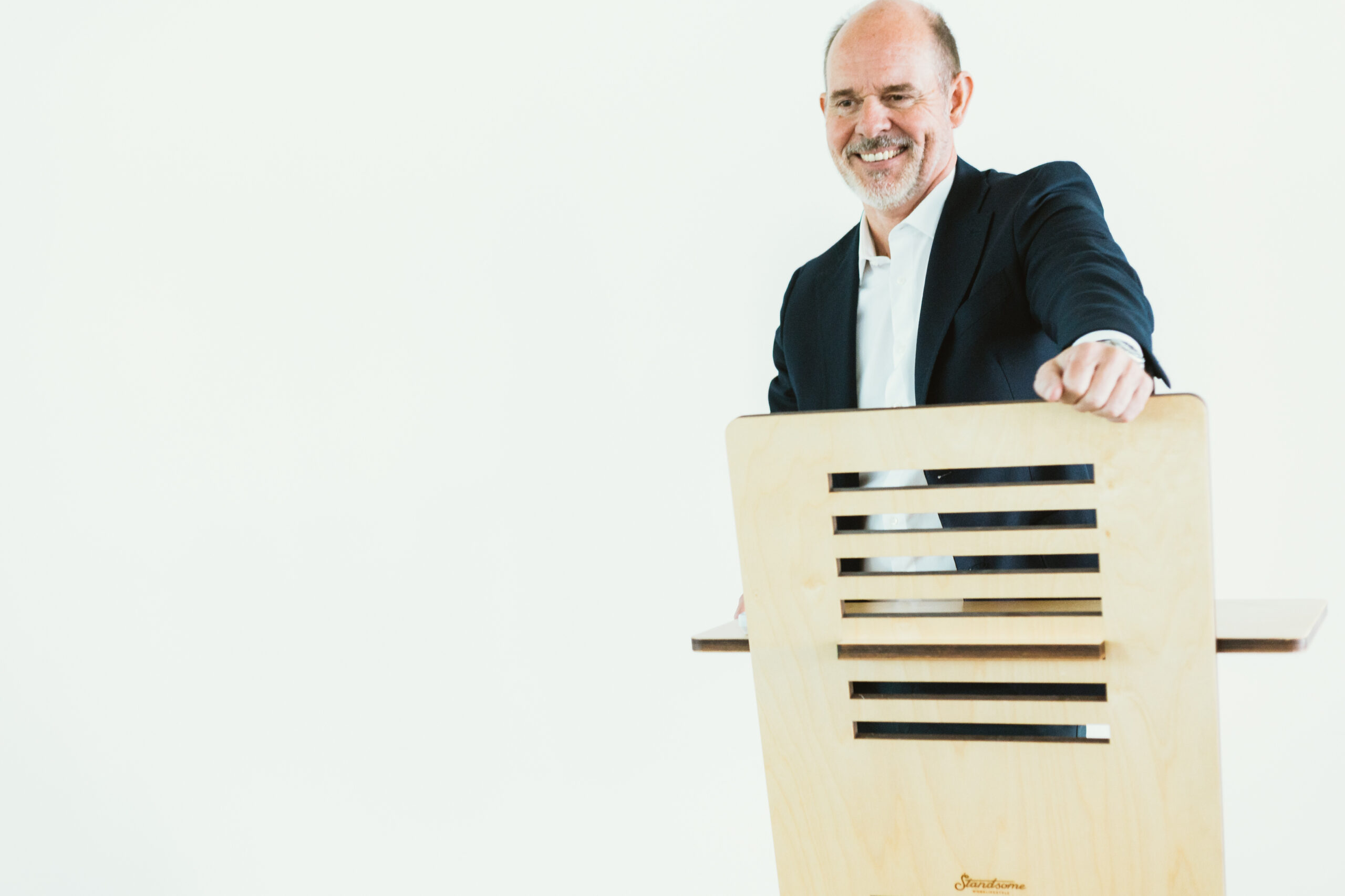 Michael Bümmerstede steht an einem Rednerpult